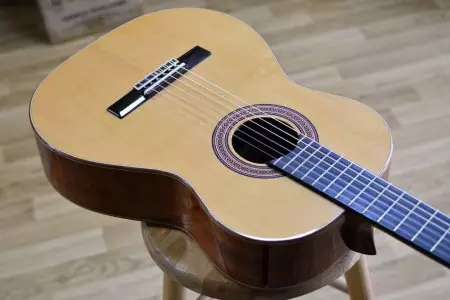 خرید گیتار آدمیرا f4